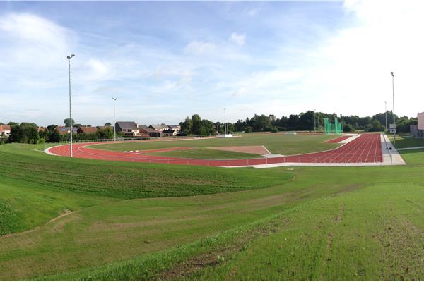 Aanleg kunststof atletiekpiste in PU, natuurgras voetbalveld en omgevingswerken - Sportinfrabouw NV